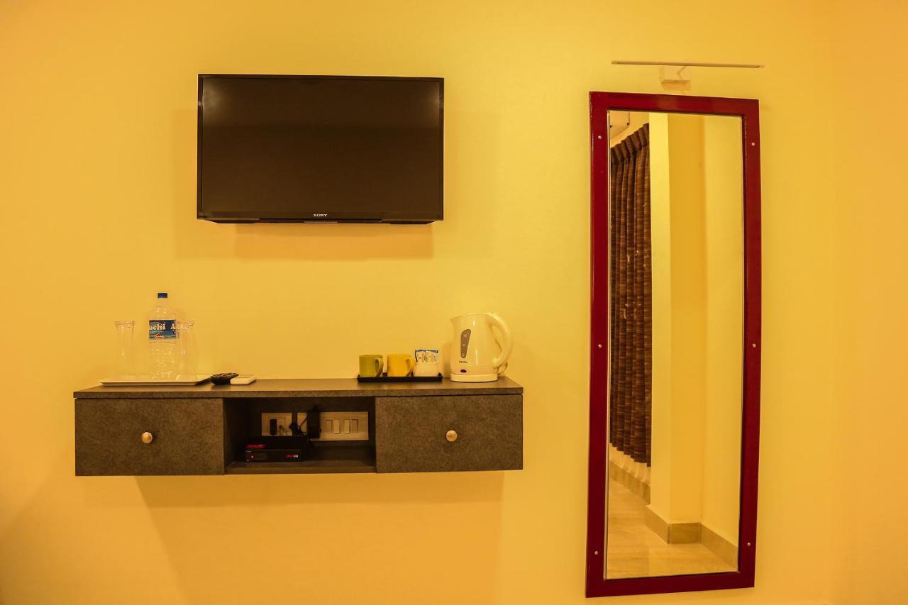 Hotel Sera Grand Chennai Bagian luar foto