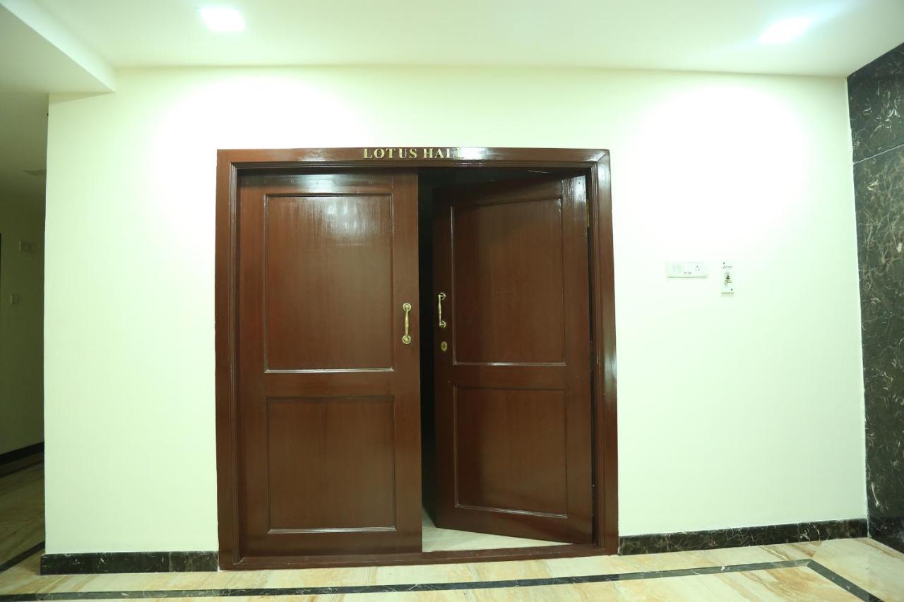 Hotel Sera Grand Chennai Bagian luar foto